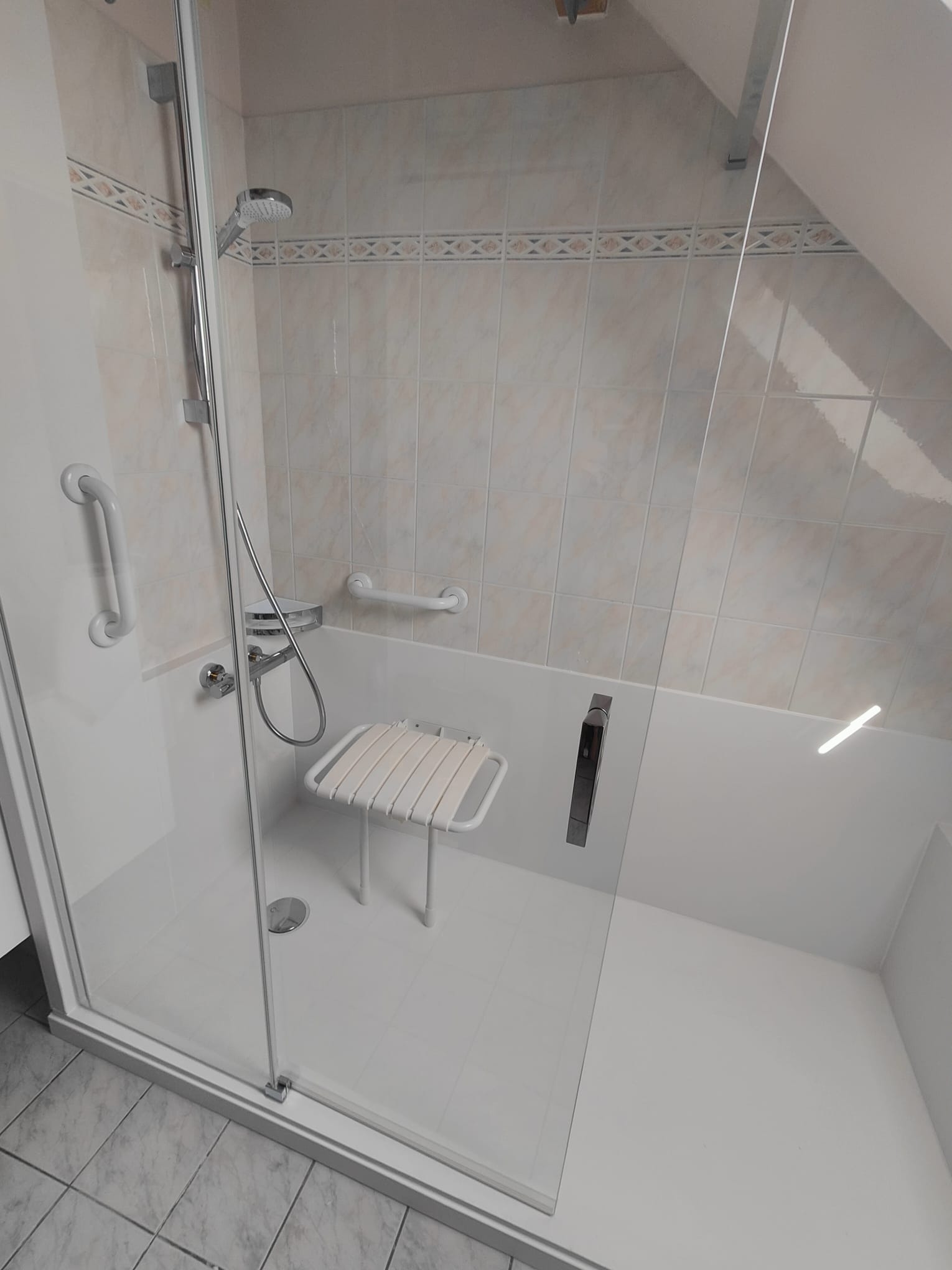 Douche sécurisée de plain-pied réalisée pour favoriser le maintien à domicile